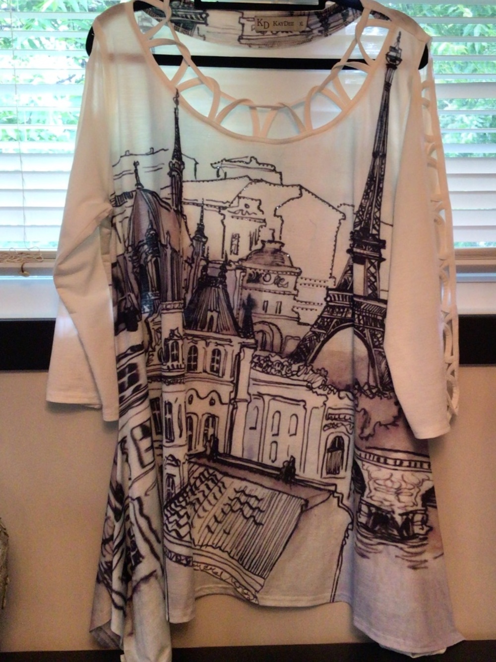 Women’s XL KayDee long sleeve shirt with Paris scene in good pre-loved condition